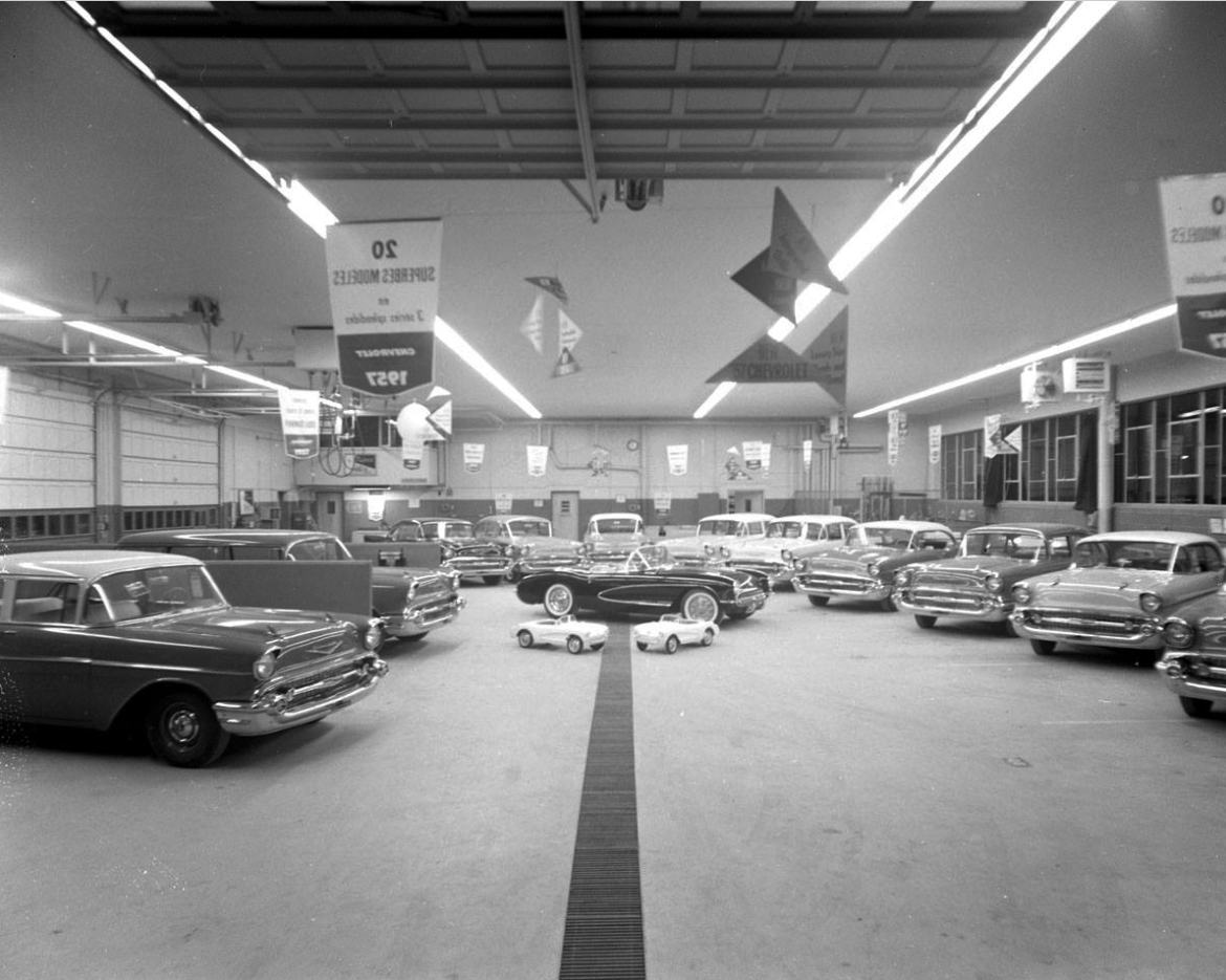 Inside GM's Golden Days: 1950s Dealership Showrooms In Vintage Photos 10 Captura de pantalla 2026 01 16 23.30.38