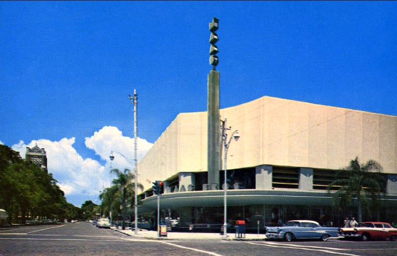 Before the Mall: Mid-Century Department Stores In Vintage Postcards - 1950s, 1960s 7 Captura de pantalla 2026 01 26 14.04.10
