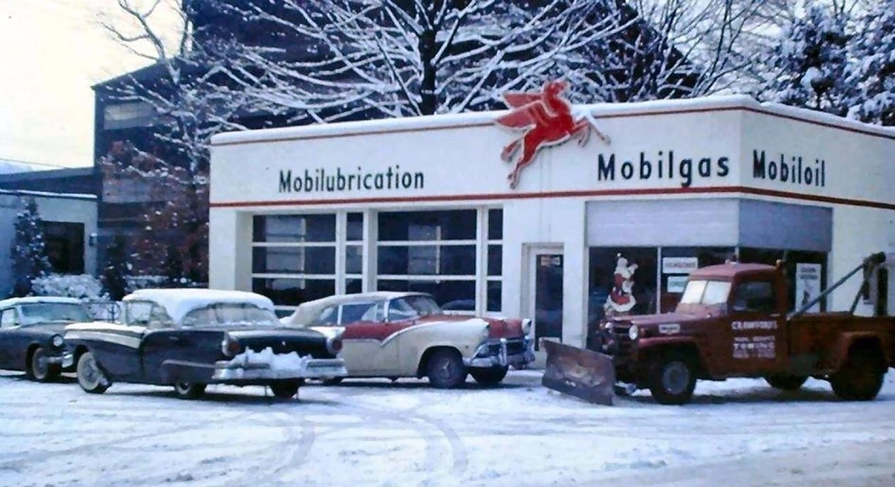 Vintage Photos Of Gas Stations From The 1930s, 1940s, 1950s, And 1960s 9 Old color photo of a Mobilgas station with cars out front and snow on the ground