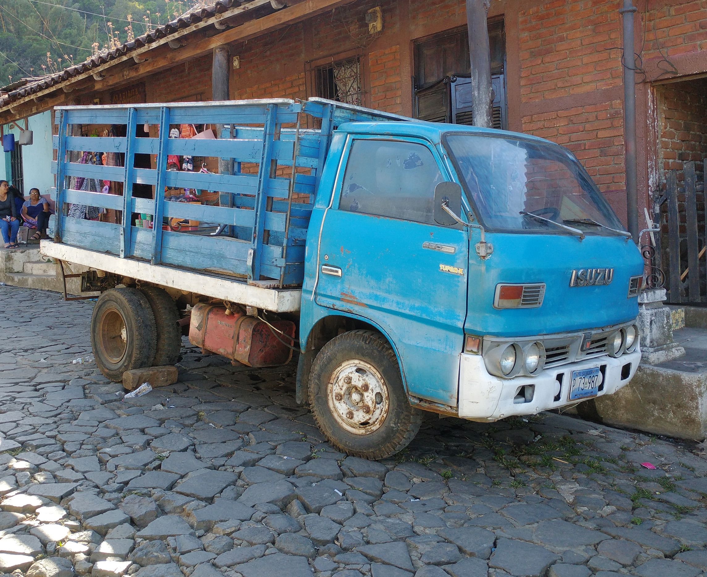 Curbside Find: 1975 Isuzu Elf – Global Japanese Workhorse 1 1975-1977 Isuzu Elf 250 diesel, parked in Central America