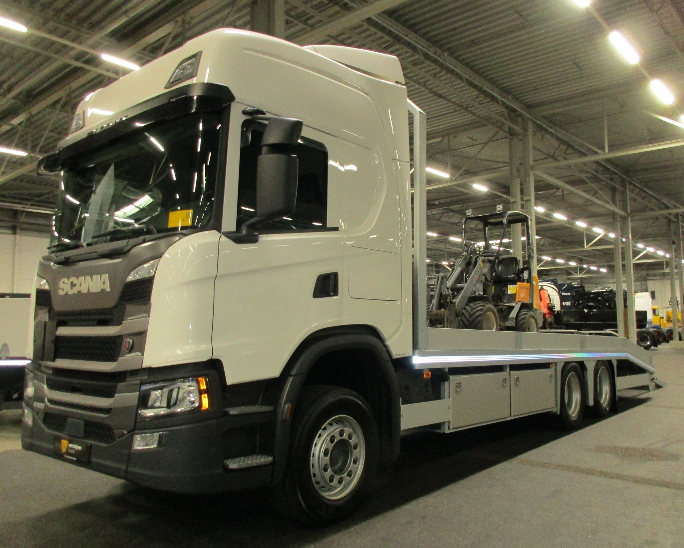 2021 Scania G500 6x2 machine transporter with a Giant D263SW wheel loader - 2