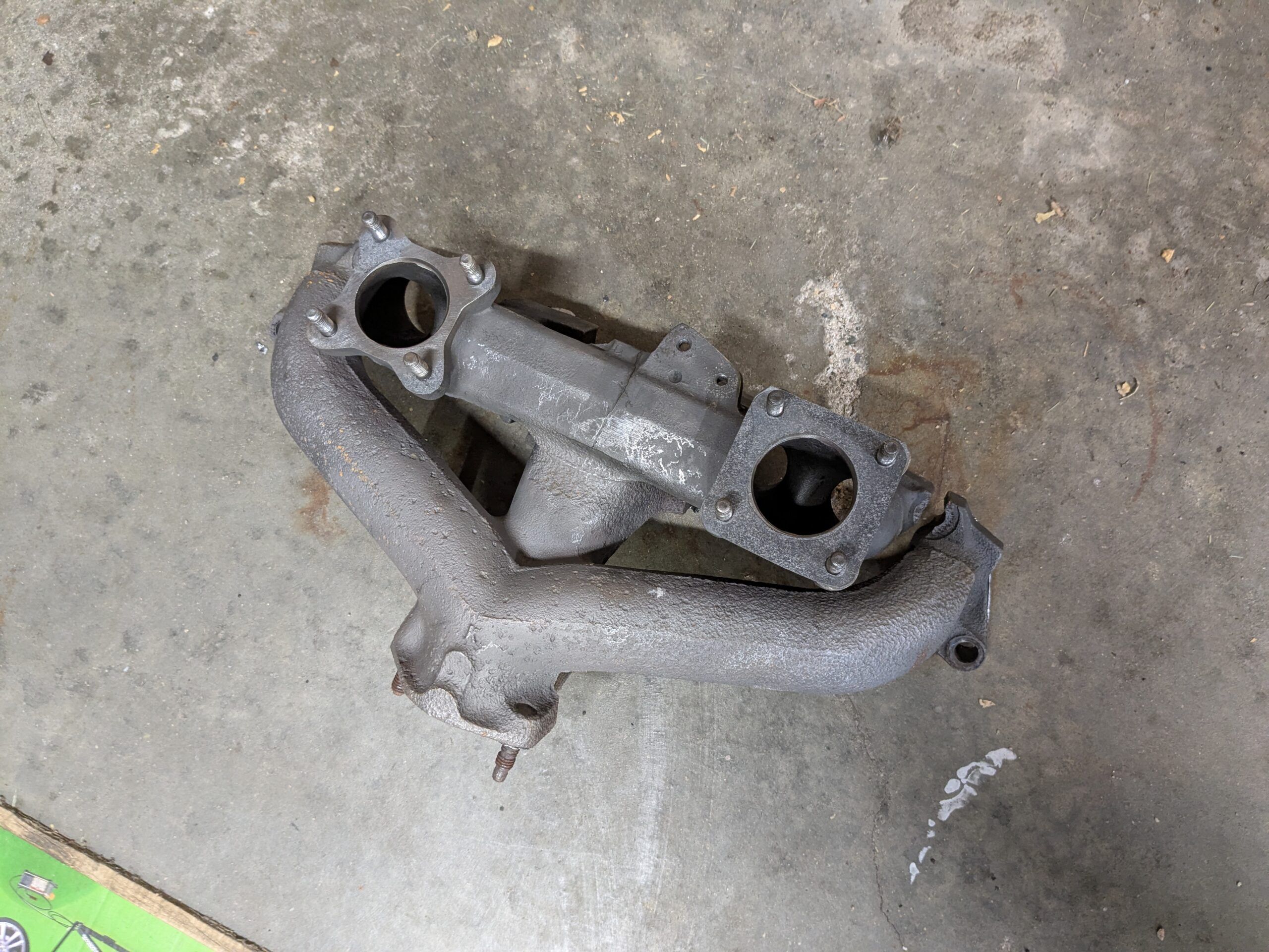 Picture of cracked Volvo B18 intake and exhaust manifold