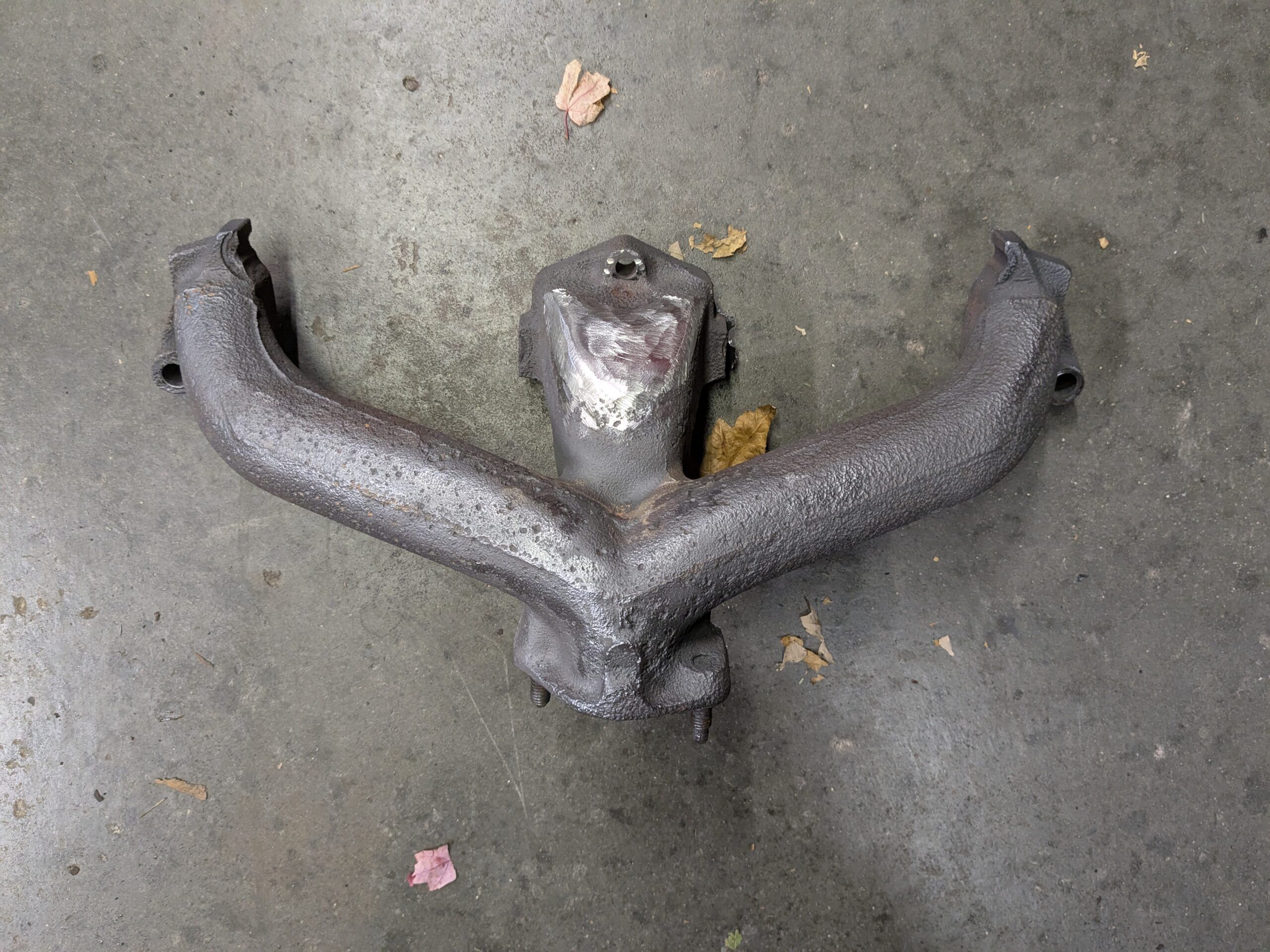 Picture of Volvo B18B exhaust manifold that has been separated from its conjoined intake manifold