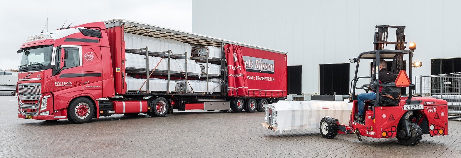 Wessels Transport Rijssen - Volvo FH 4x2 tractor - Krone low deck curtainsider