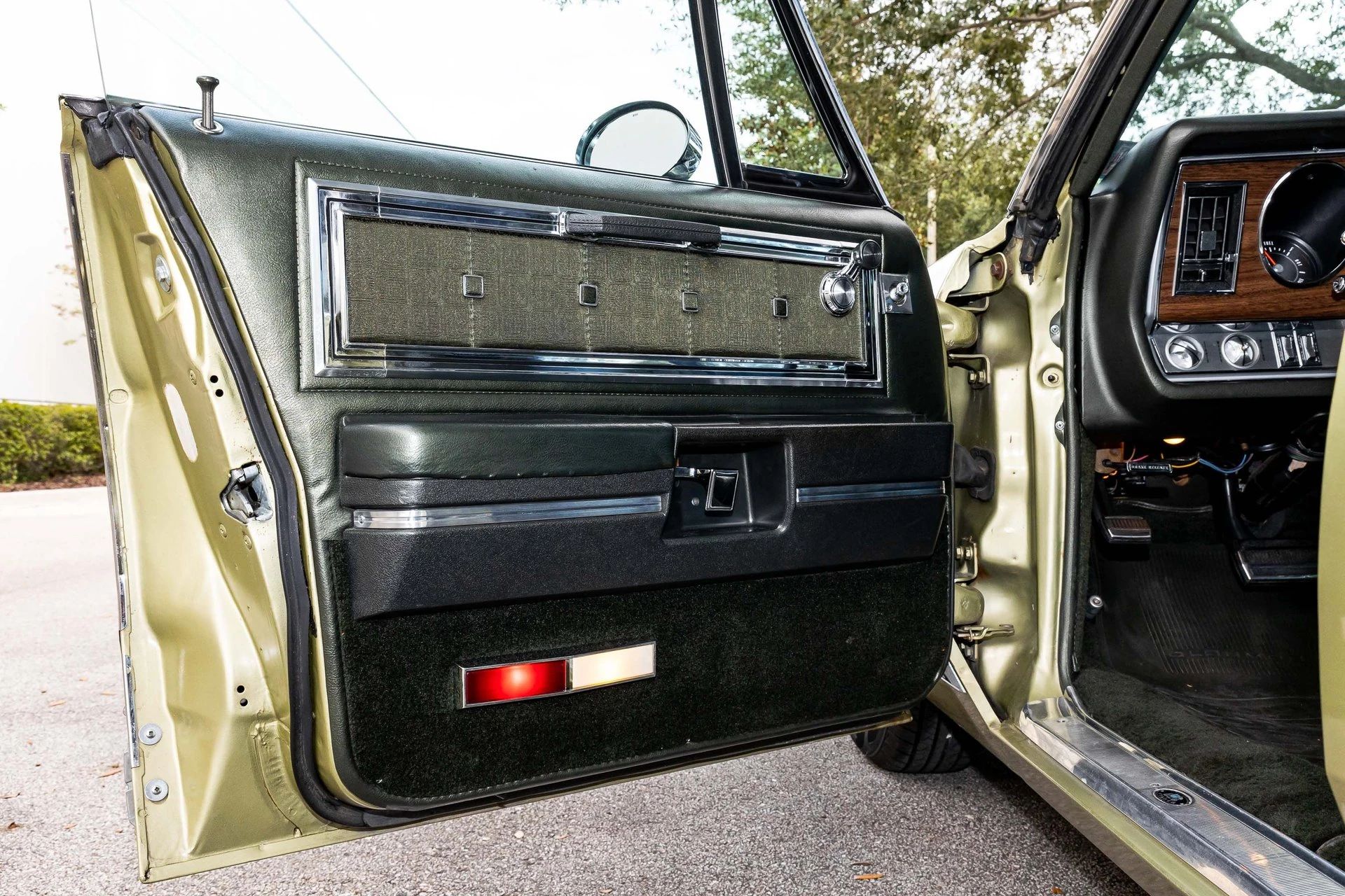 1946 and 1968 Oldsmobile 98 Sedans: Cadillac Luxury From GM's Mid-Priced Brand 22 Driver's door trim of a 1968 Oldsmobile 98 sedan