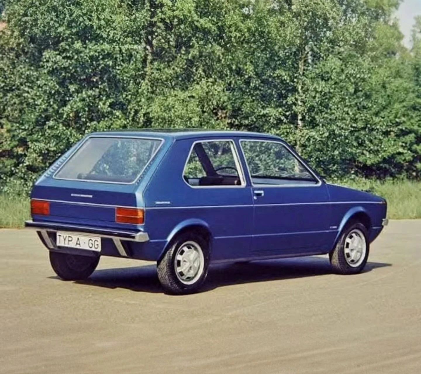 Rear 3q view of a blue full-size styling model of the Italdesign-Giugiaro prototype for the 1974 Volkswagen Golf, with a number plate reading "TYP A - GG"