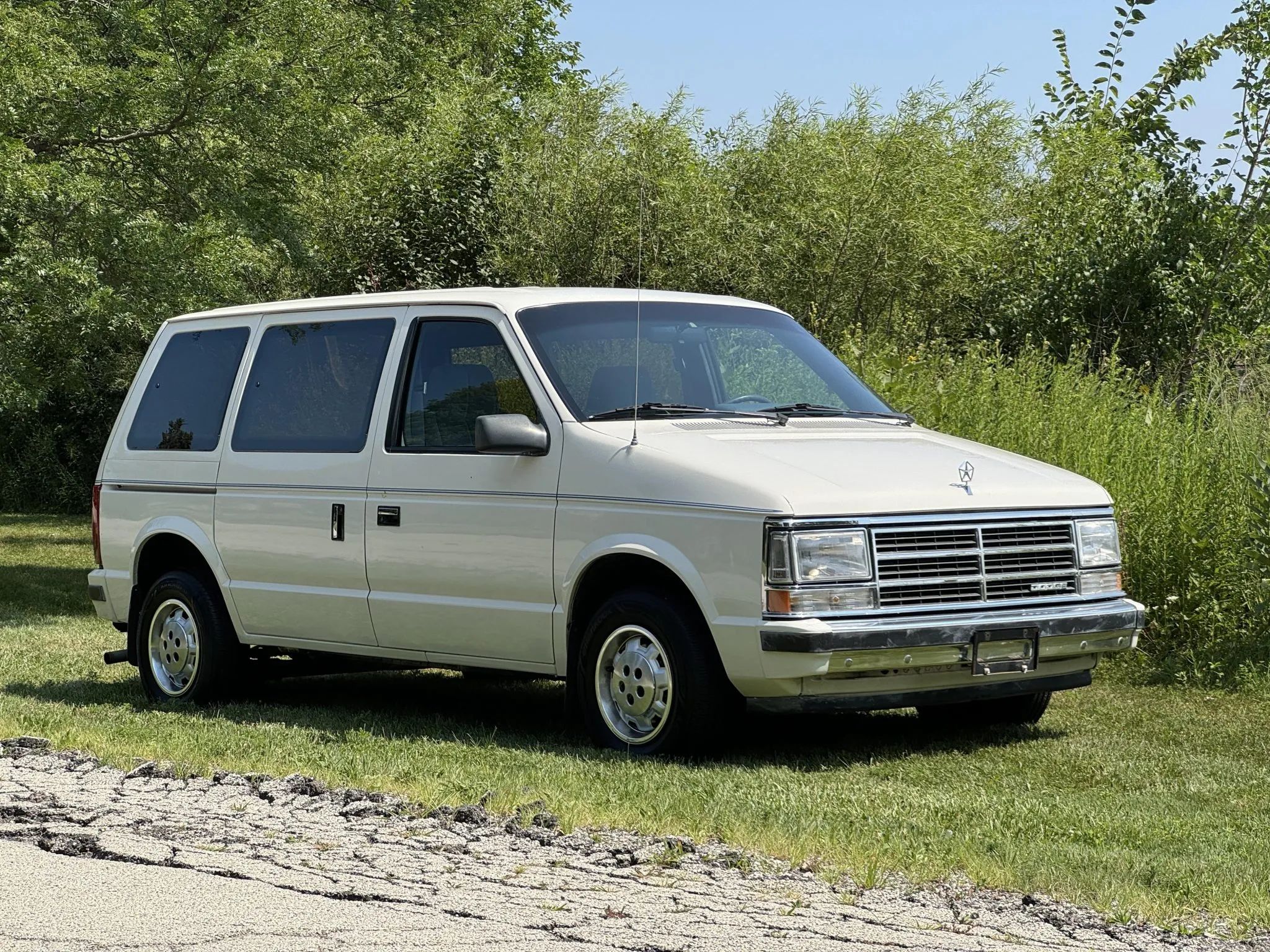 1989 Dodge Caravan Turbo and 1990 Plymouth Voyager Turbo: Rare Turbocharged Four-Cylinder Chrysler Minivans 4 Right front 3q view of a 1987 Dodge Caravan minivan