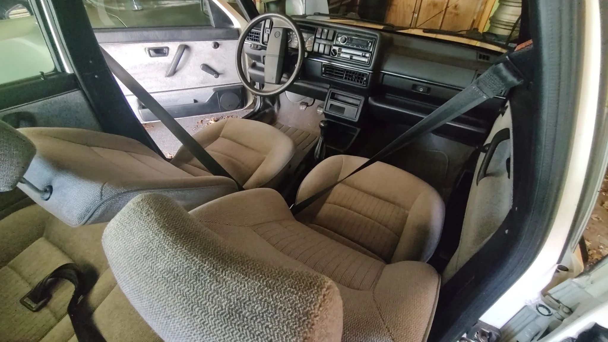 Volkswagen Automatic Seatbelt System: VW First Offered These Door-Mounted Passive Restraints Back In 1975 14 Interior of a VW Jetta with door-mounted belts