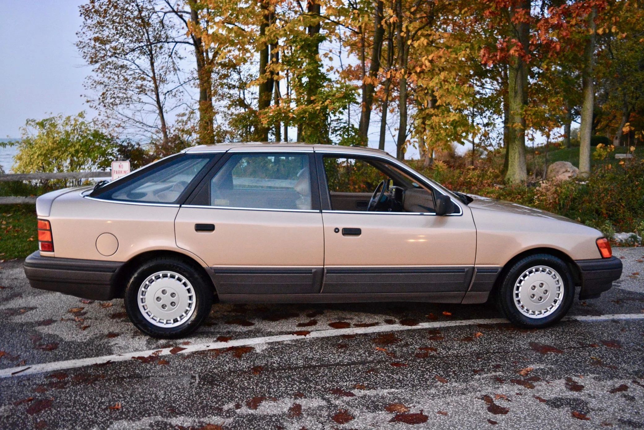 Right side view of a Merkur Scorpio five-door hatchback