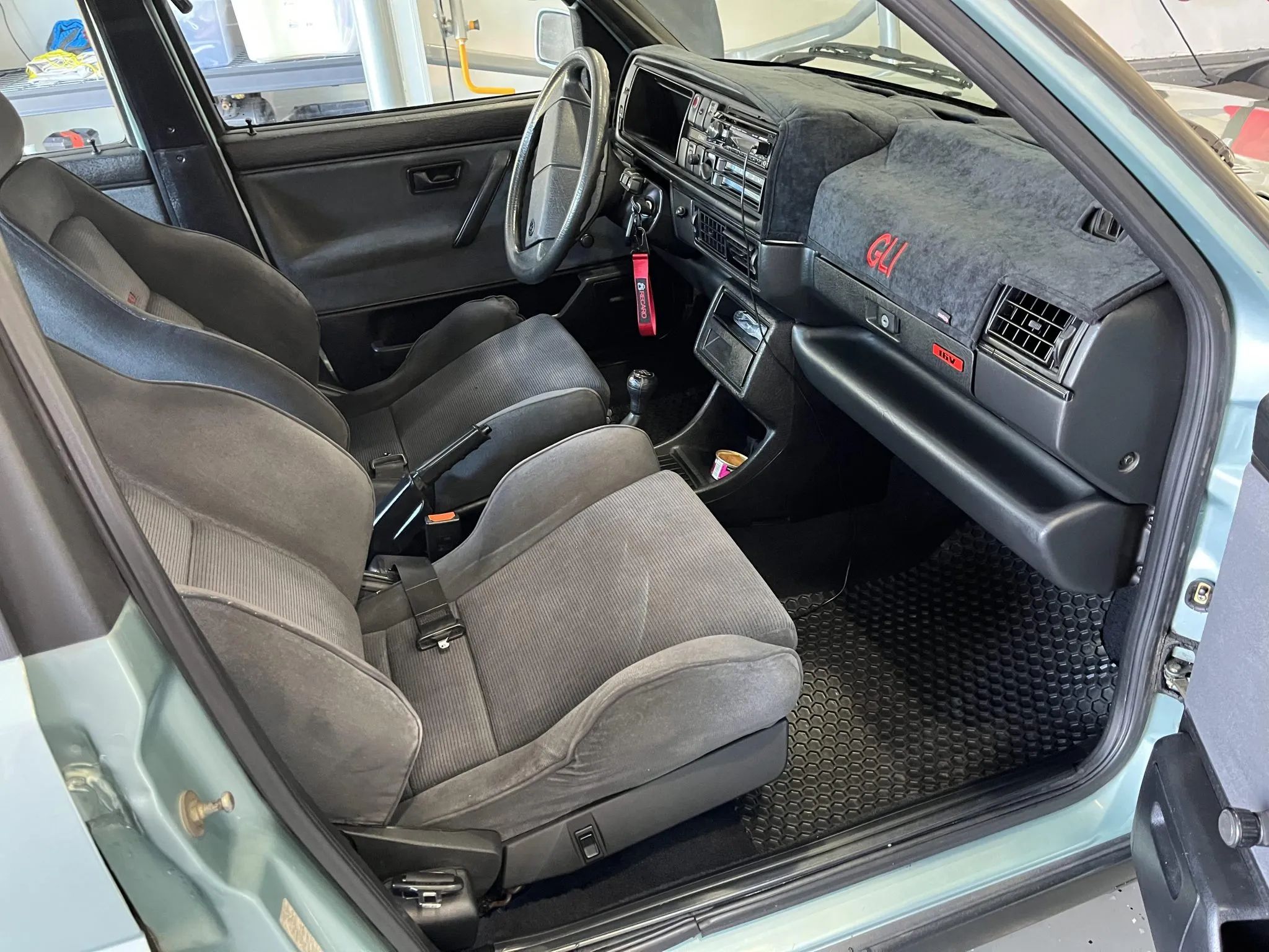 Volkswagen Automatic Seatbelt System: VW First Offered These Door-Mounted Passive Restraints Back In 1975 15 Front seats and dashboard of a 1990 VW Jetta