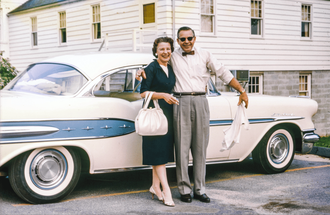 Couples and Classic Cars in Vintage Photos from the 1950s and 1960s 4 Captura de pantalla 2024 04 21 00.26.15