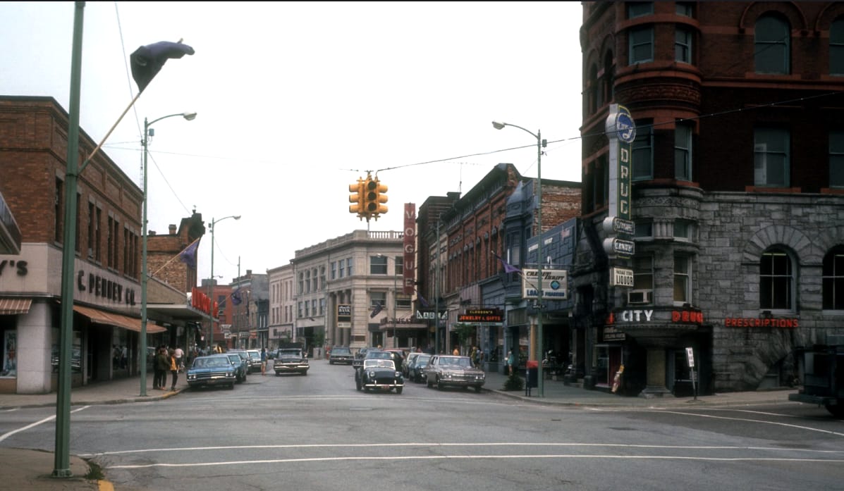 The Cars And Storefronts Downtown And On Main Street, 1950s and 1960s 10 Captura de pantalla 2025 07 18 00.53.47