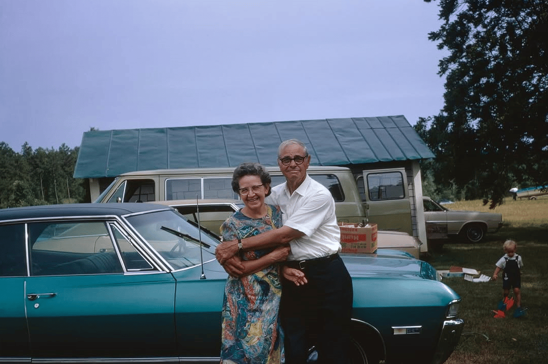Couples and Classic Cars in Vintage Photos from the 1950s and 1960s 12 Captura de pantalla 2026 02 10 15.04.28