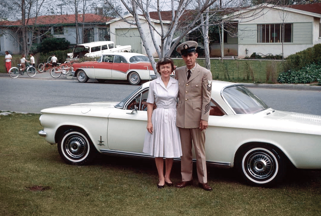 Couples and Classic Cars in Vintage Photos from the 1950s and 1960s 8 Captura de pantalla 2026 02 10 15.04.38
