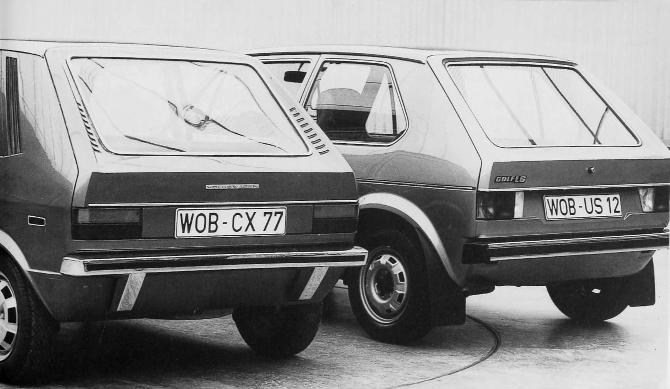 Rear views of the Italdesign-Giugiaro styling prototype (now with a "WOB-CX 77" number plate) next to a full-size model of the production 1974 VW Golf