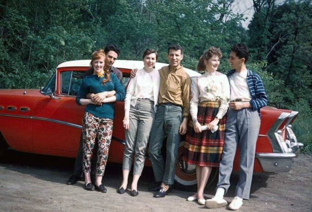Couples and Classic Cars in Vintage Photos from the 1950s and 1960s 3 tumblr f4f468dc3f8af9f77843a823aa7bde78 621e82e3 1280