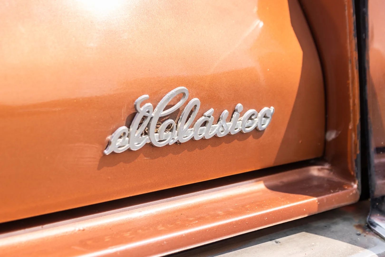 "el Clásico" script badge on an orange car