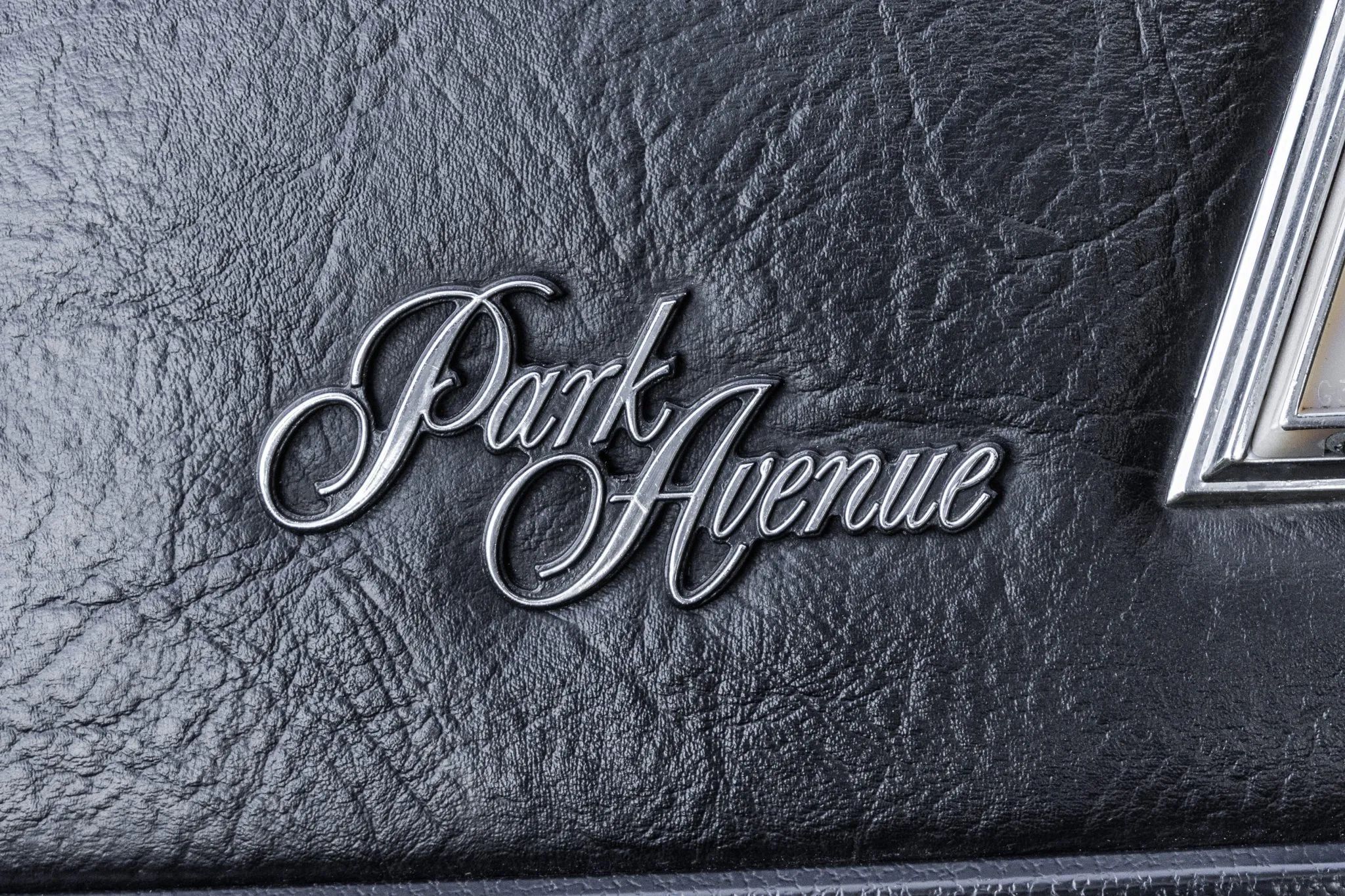 Park Avenue badge on a black vinyl roof