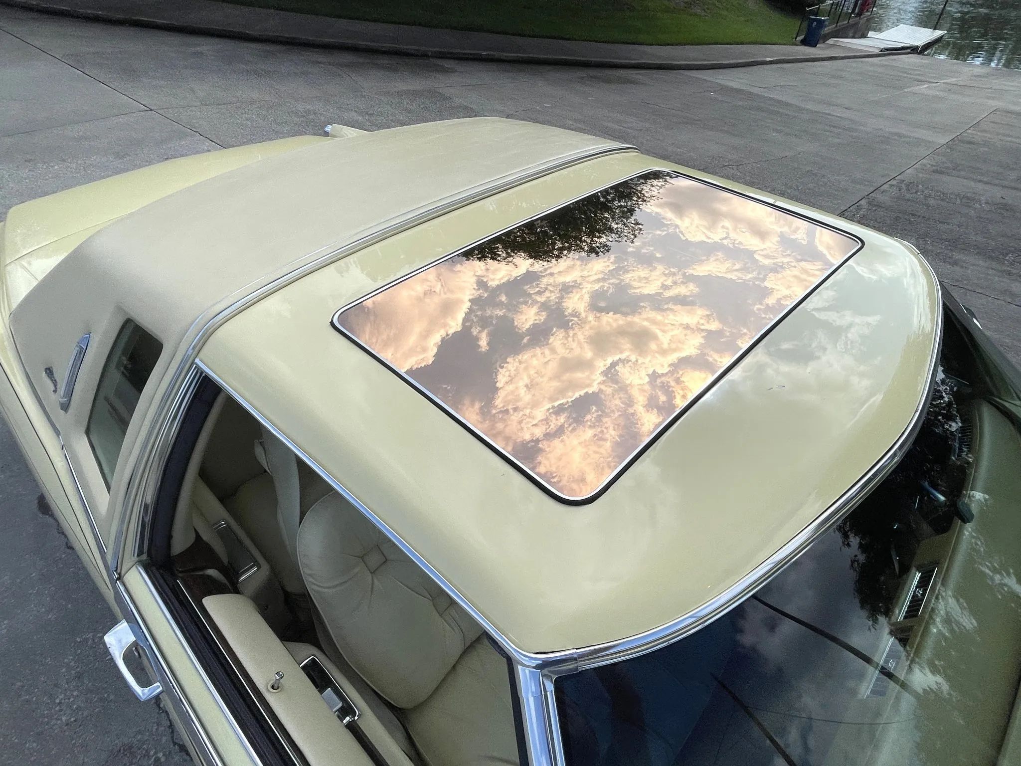 Astroroof in a 1978 Eldorado, seen from the top with the roof closed