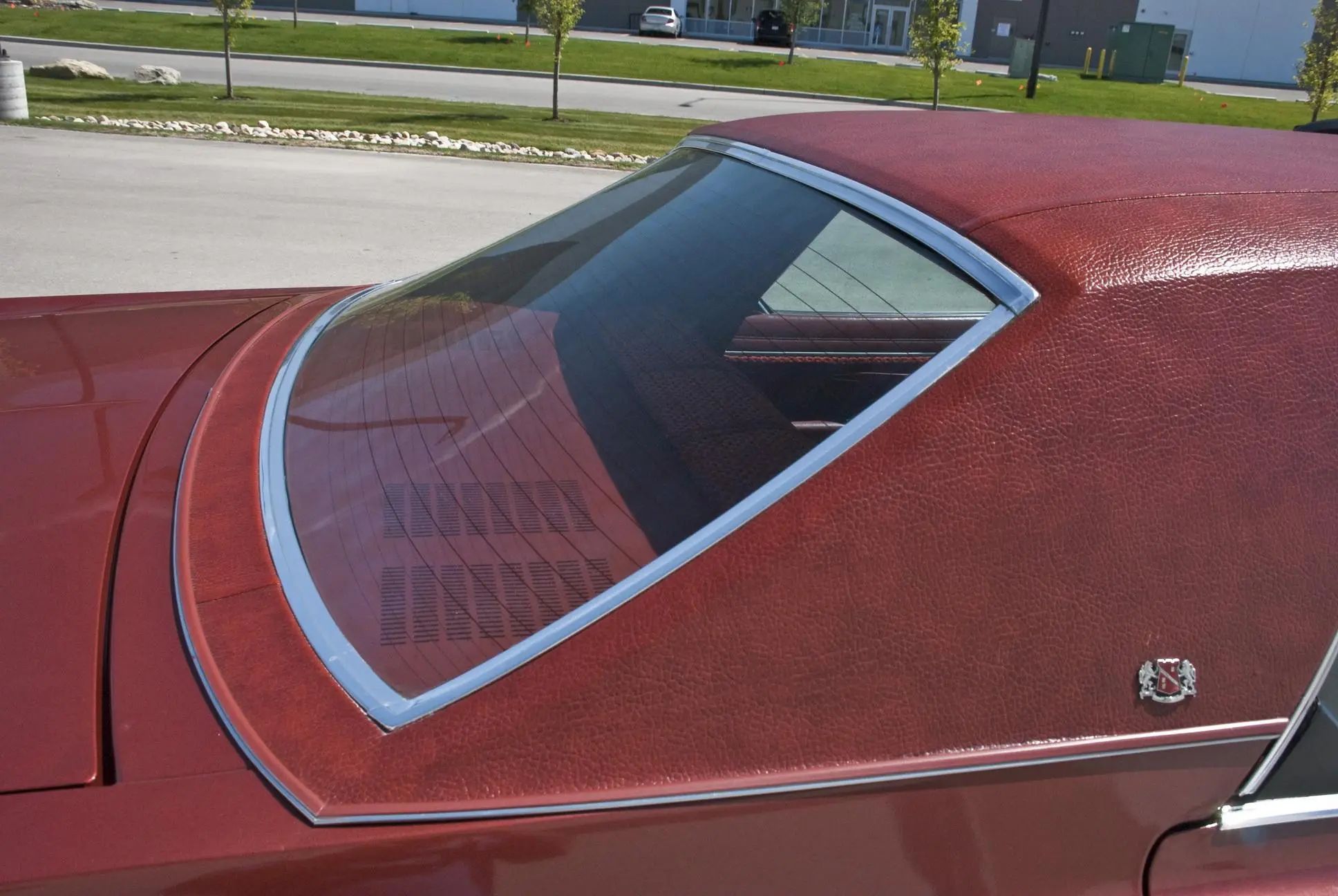 Roof and backlight of a 1978 Chrysler four-door with a vinyl top