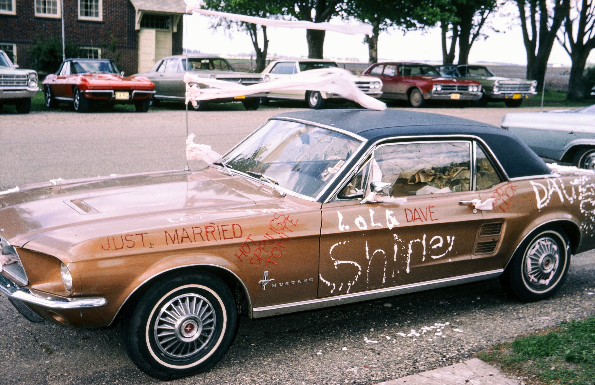 Just Married: Vintage Photos Of Wedding Cars In The 1950s & 1960s 10 53890007152 5bb12cc0db k
