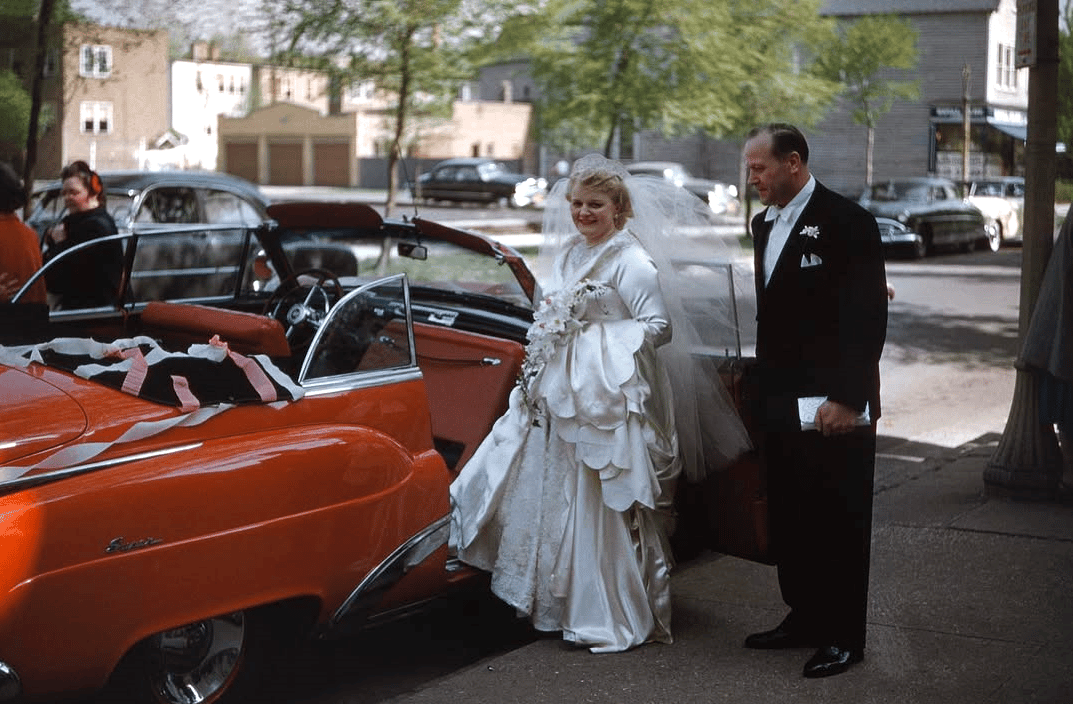 Just Married: Vintage Photos Of Wedding Cars In The 1950s & 1960s 1 Captura de pantalla 2026 03 27 00.08.37