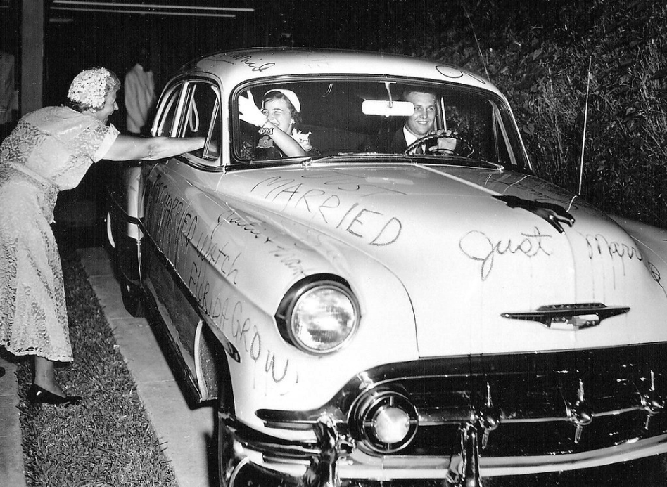 Just Married: Vintage Photos Of Wedding Cars In The 1950s & 1960s 3 Captura de pantalla 2026 03 27 00.37.50