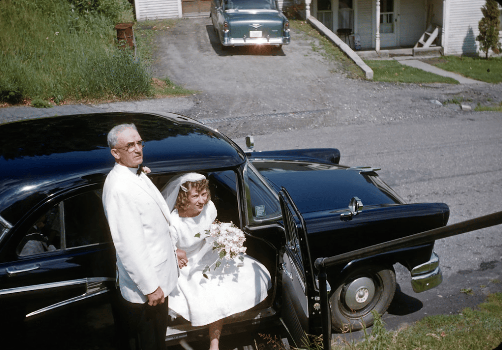 Just Married: Vintage Photos Of Wedding Cars In The 1950s & 1960s 4 Captura de pantalla 2026 03 27 15.53.30