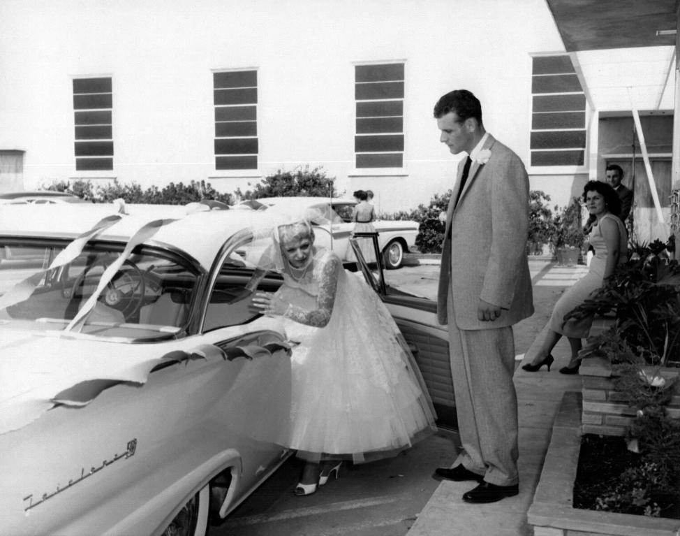 Just Married: Vintage Photos Of Wedding Cars In The 1950s & 1960s 5 Captura de pantalla 2026 03 27 15.55.31