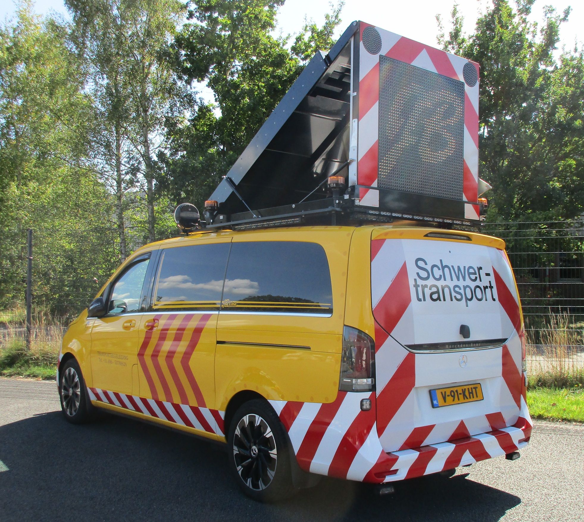 2025 Trucks@Twenthe Show - Post-Event Report 24 Johnny Bolk Transportbegeleiding - 2024 Mercedes-Benz V-Class van - 2