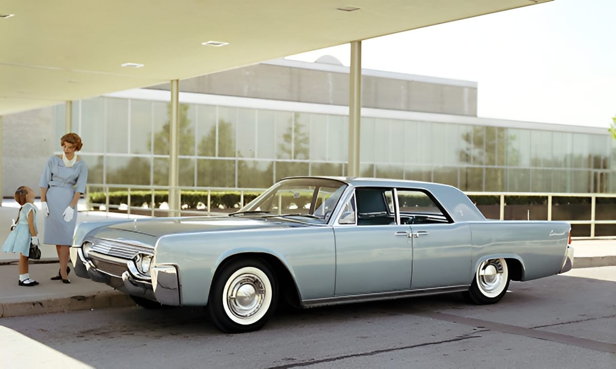 1959 Lincoln Mark IV Continental: Rhapsody in Turquoise 17 1961 Lincoln Continental 4D sedan1 Picsart AiImageEnhancer