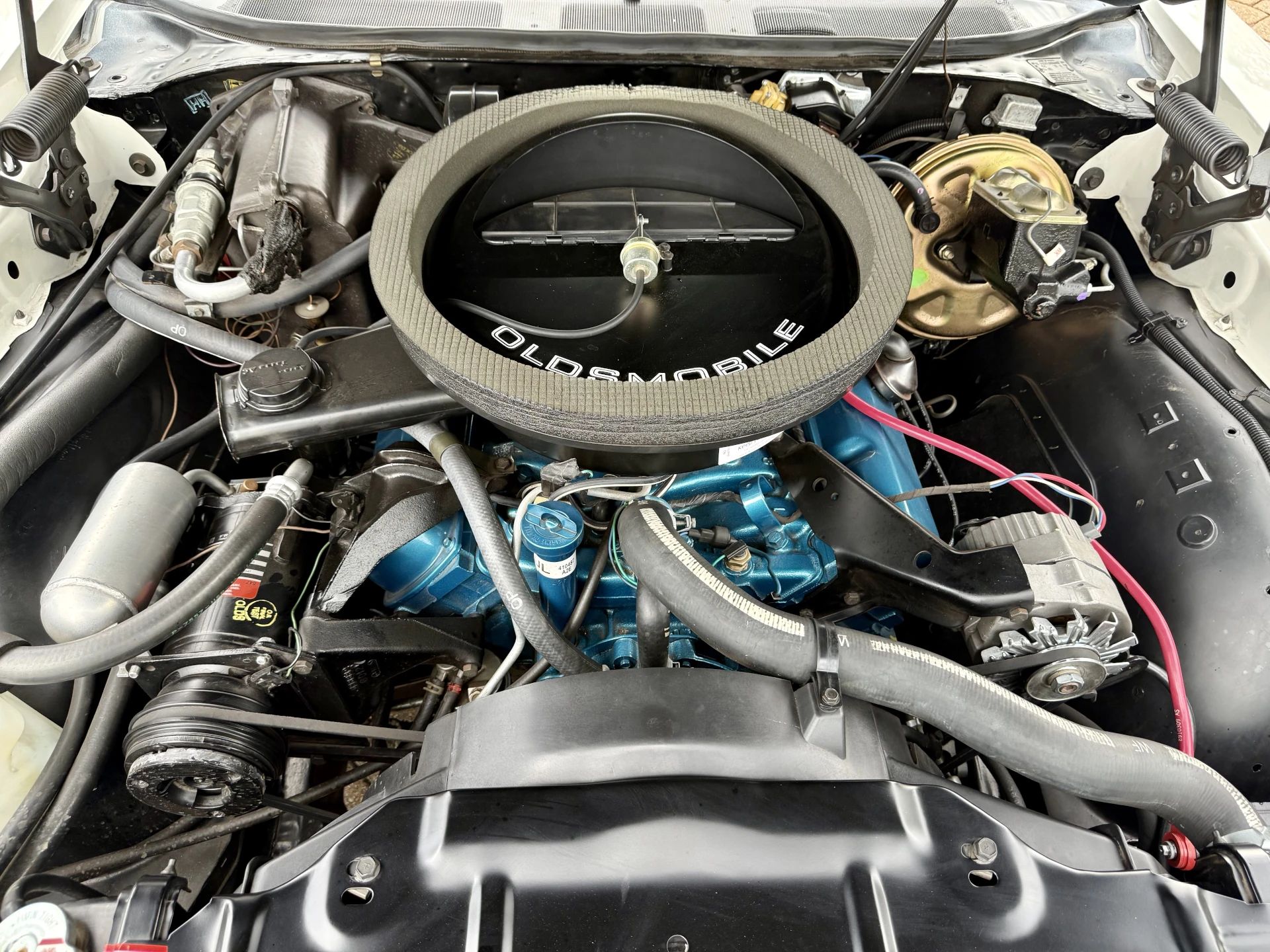 Olds 455 engine with air cleaner tub to make with functional hood scoops
