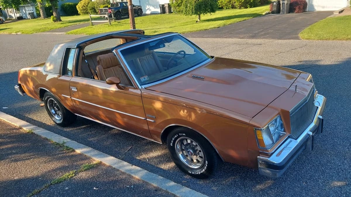 Right front 3q view of a 1978 Buick Regal with open T-tops