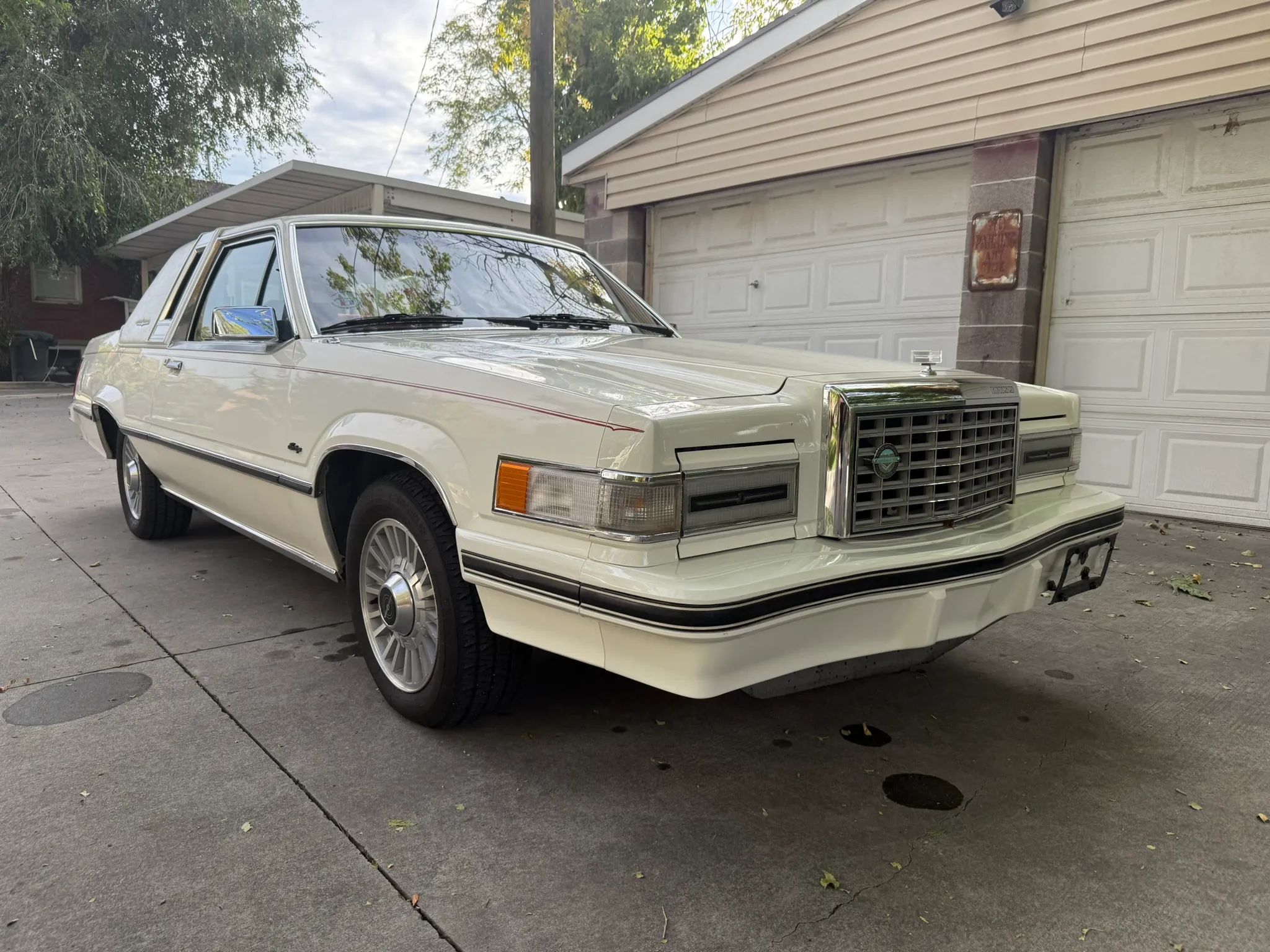 Right front 3q view of a 1982 Thunderbird