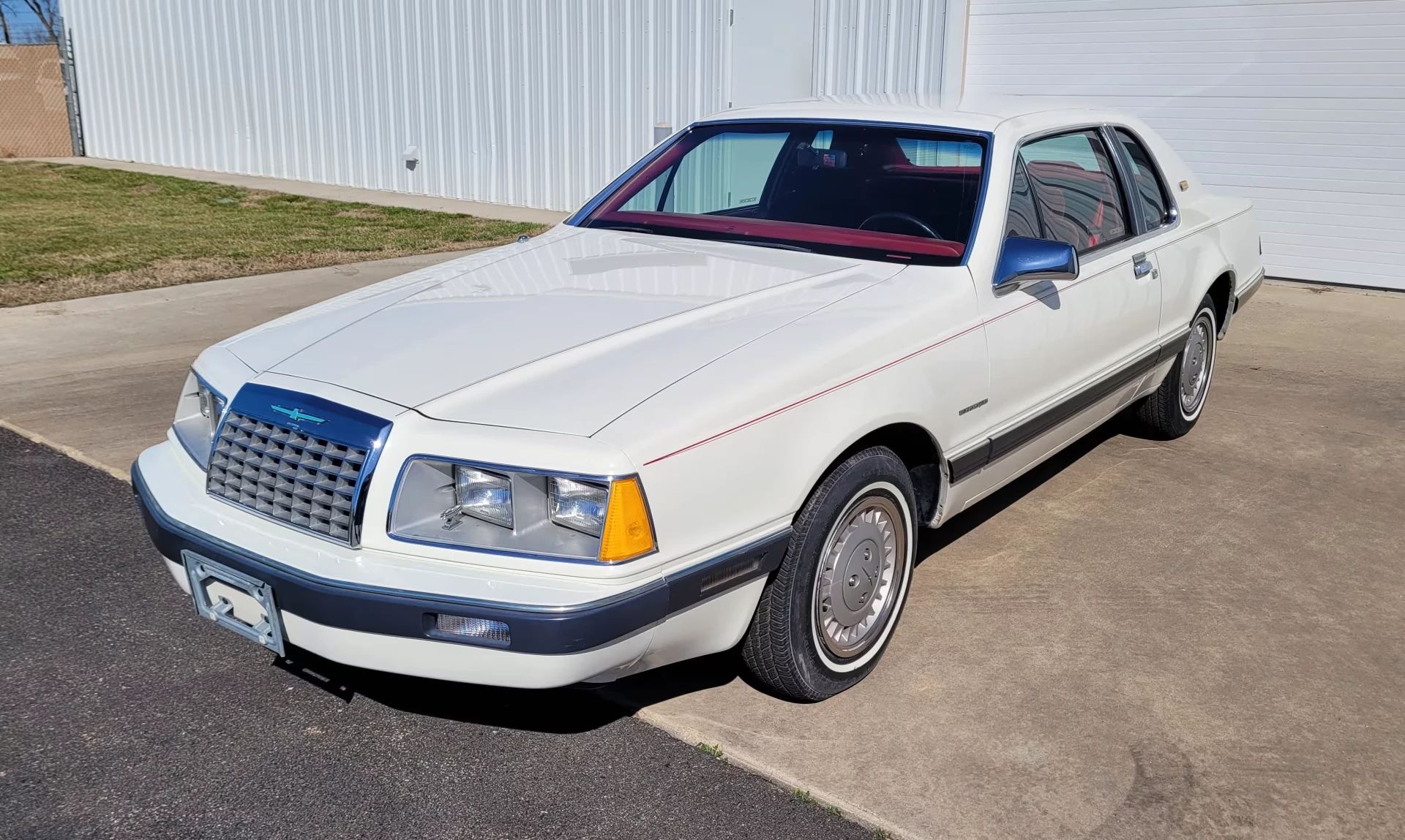 Left front 3q view of a 1983 Thunderbird
