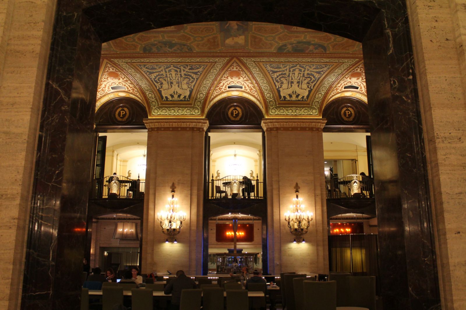 51661305417 21145c9e4a o 11 05 2021 Friday Palmer House Hilton lobby for CC