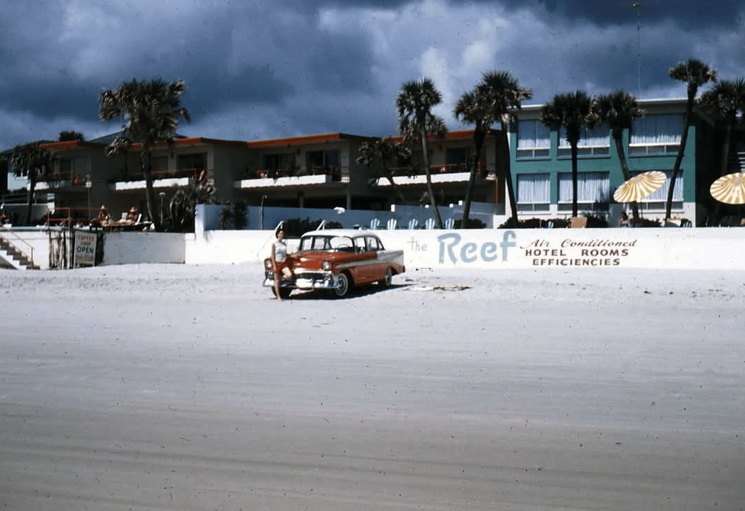 Cars By The Beach In Vintage Photos, 1950s to 1970s 6 Captura de pantalla 2025 04 26 18.26.48