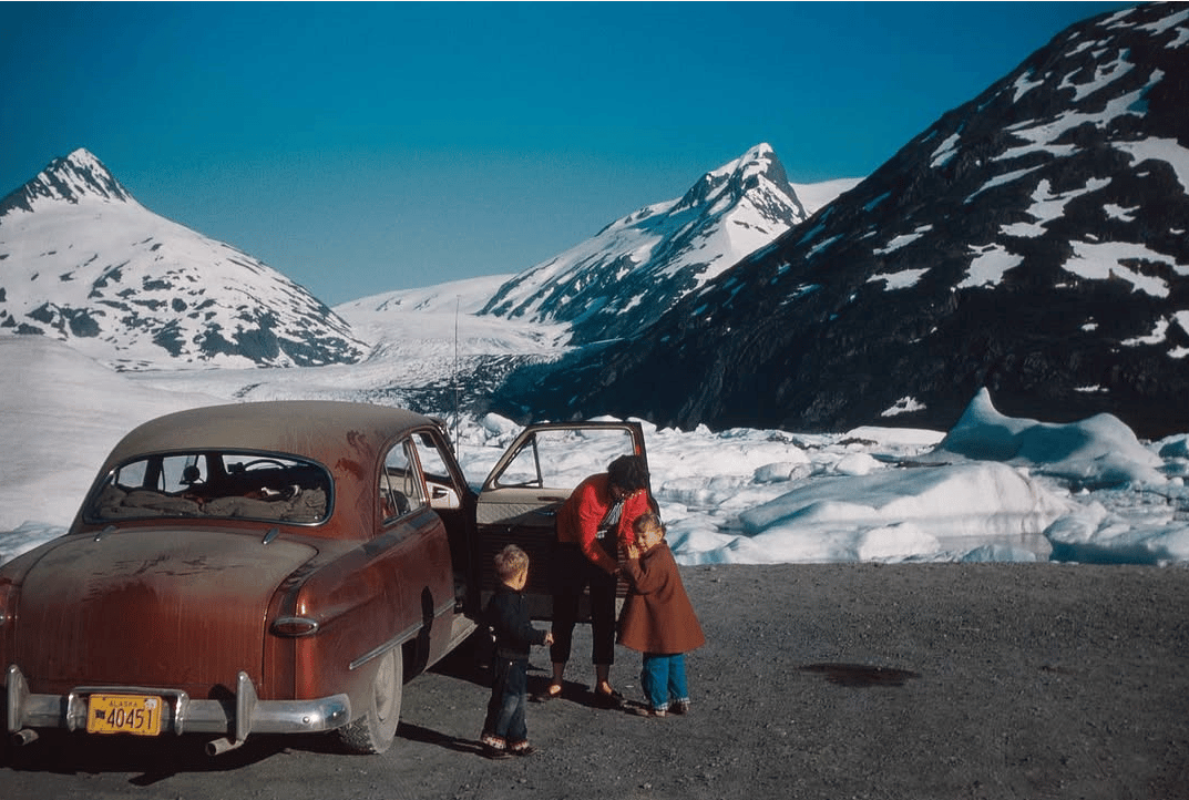 Roadside Moments: Sights and Cars In Vintage Photos -- 1950s-1960s 2 Captura de pantalla 2026 04 20 17.23.18