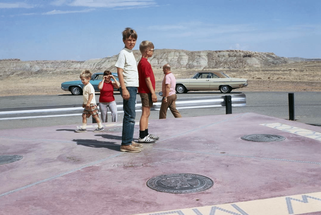 Roadside Moments: Sights and Cars In Vintage Photos -- 1950s-1960s 13 Captura de pantalla 2026 04 20 17.23.26