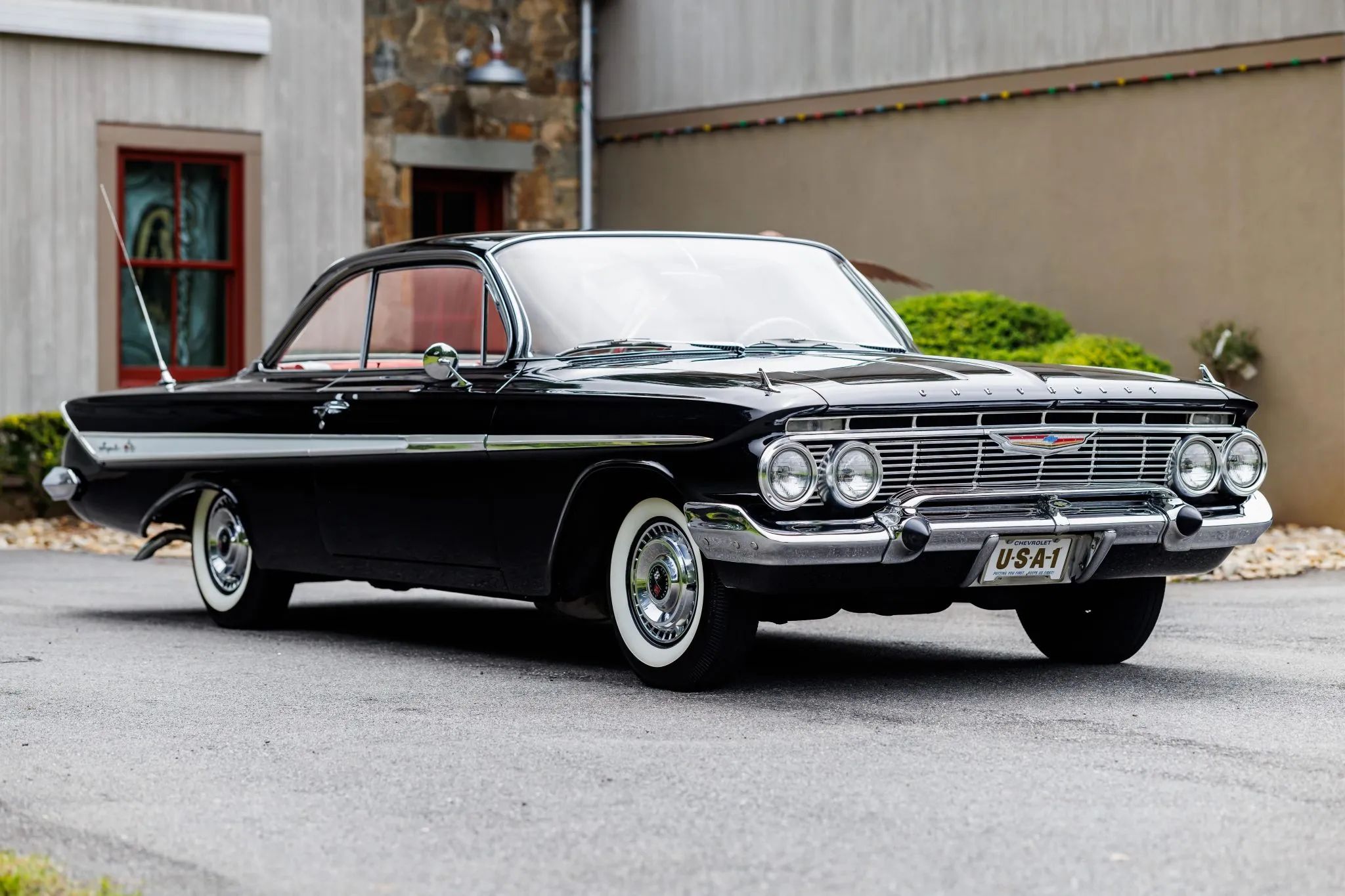 Right front 3q view of a 1961 Chevrolet Impala two-door hardtop