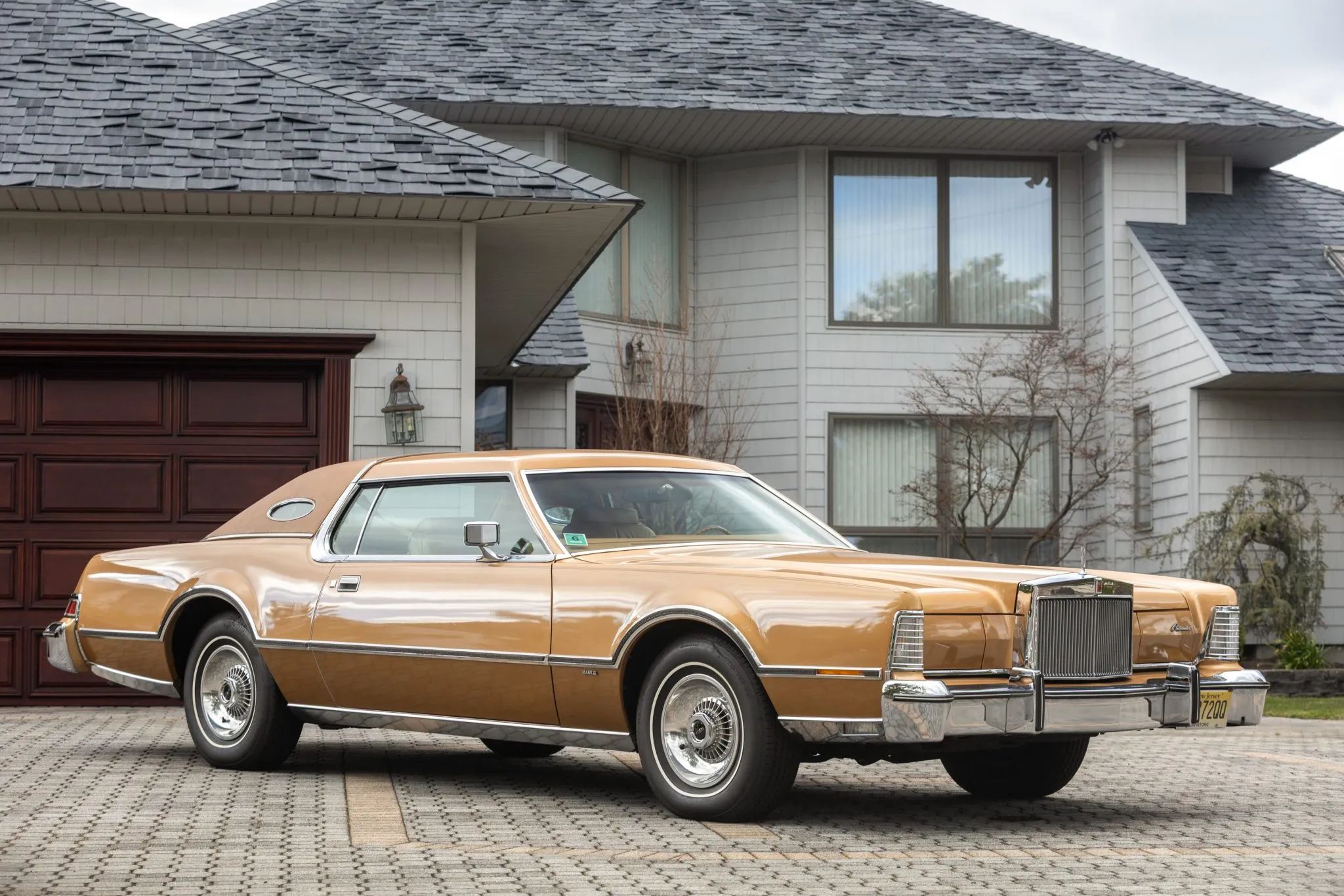 1969–1979 Ford–Kelsey-Hayes Sure-Track Brake System: Detroit's First Antilock Brakes 18 Right front 3q view of a Bronze Gold Diamond Fire 1975 Lincoln Continental Mark IV