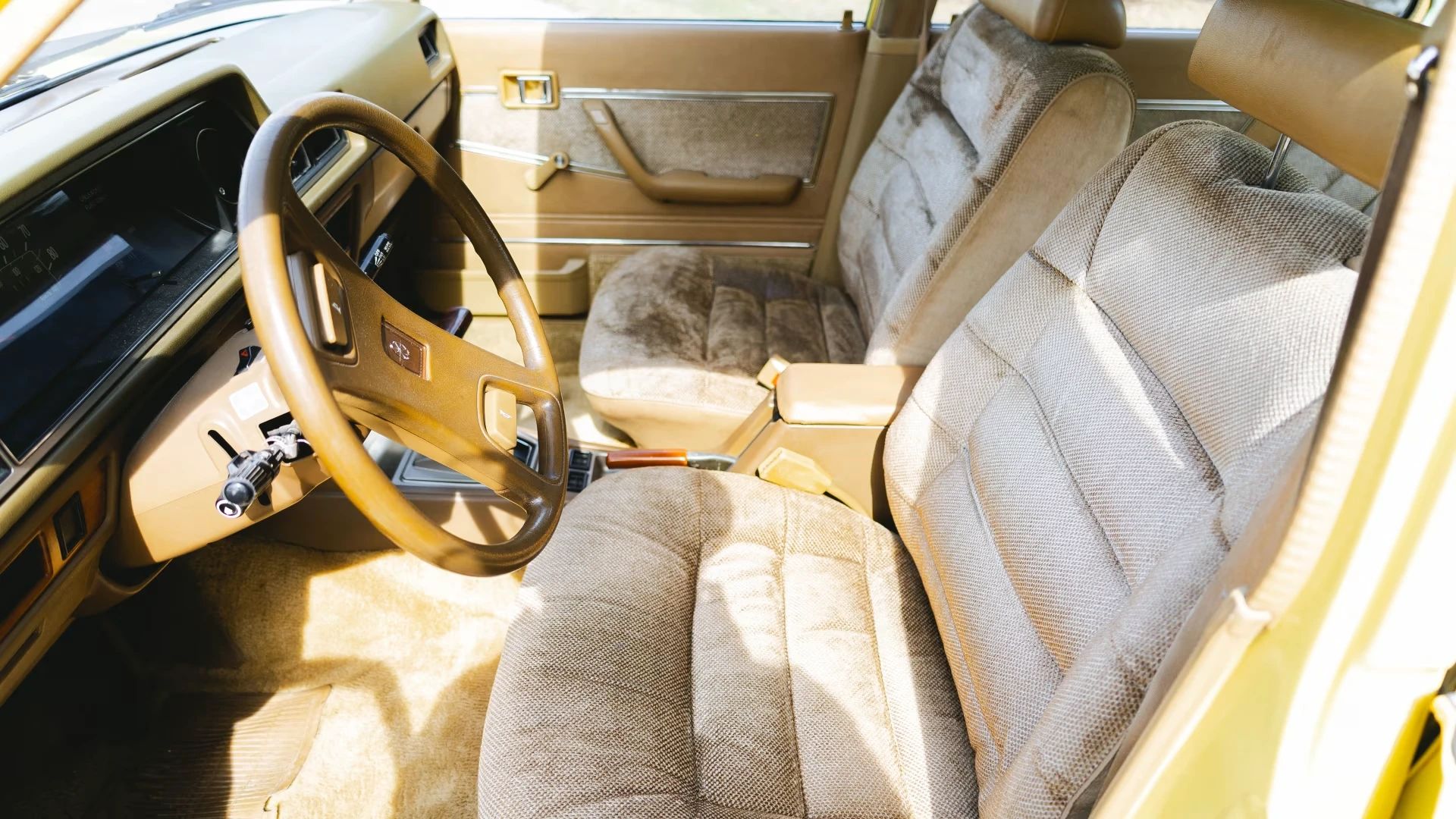 1979 Toyota Corona LE: Plush, Pricey, Conservative American-Style Luxury In A Smaller Package 8 Front seats of a 1979 T130 Corona sedan