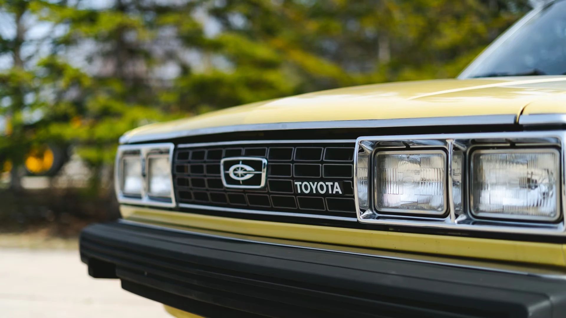 1979 Toyota Corona LE: Plush, Pricey, Conservative American-Style Luxury In A Smaller Package 13 Headlights and grille of a 1979 T130 Corona