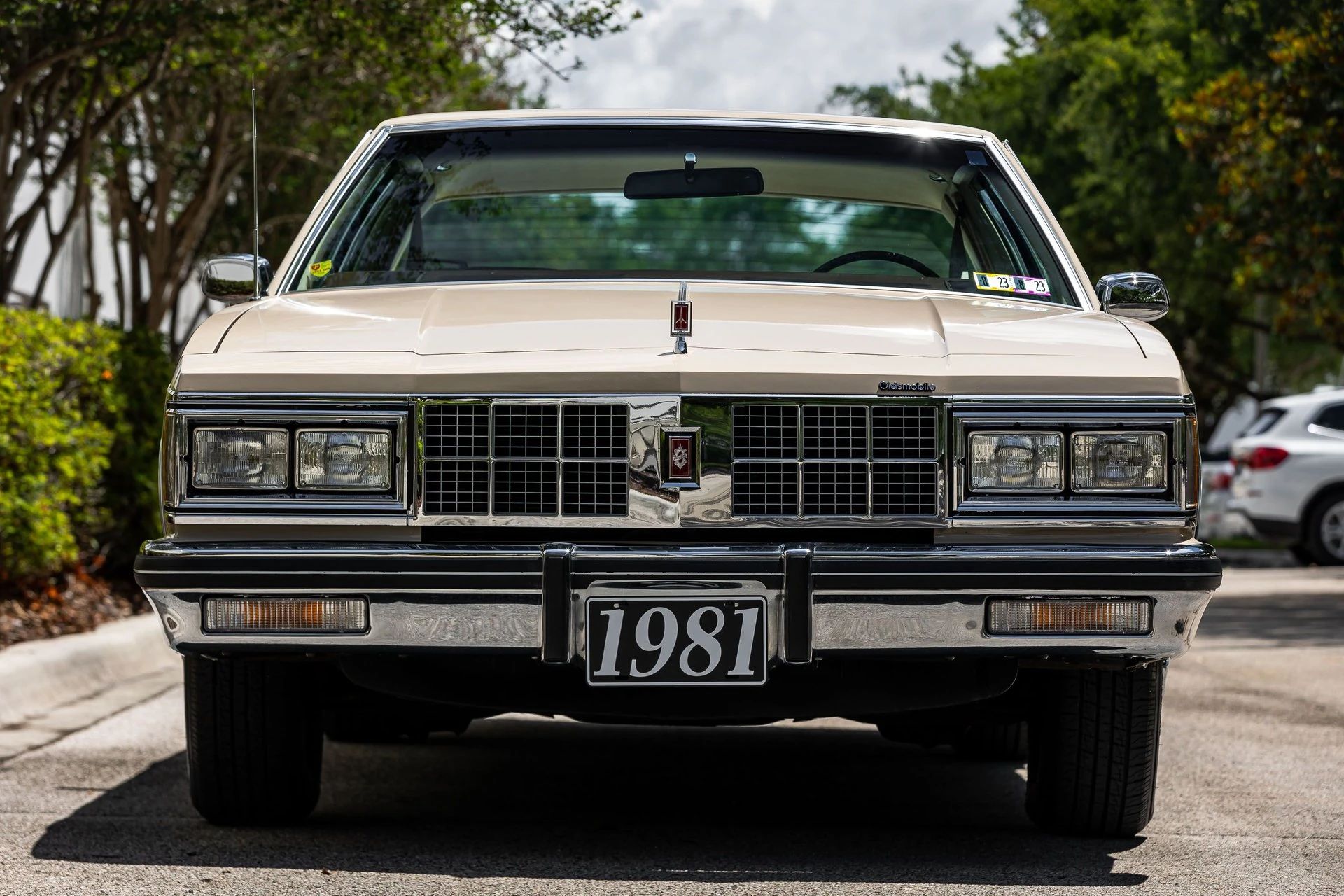 Front view of a 1981 Oldsmobile with a "1981" card on the front license plate holder