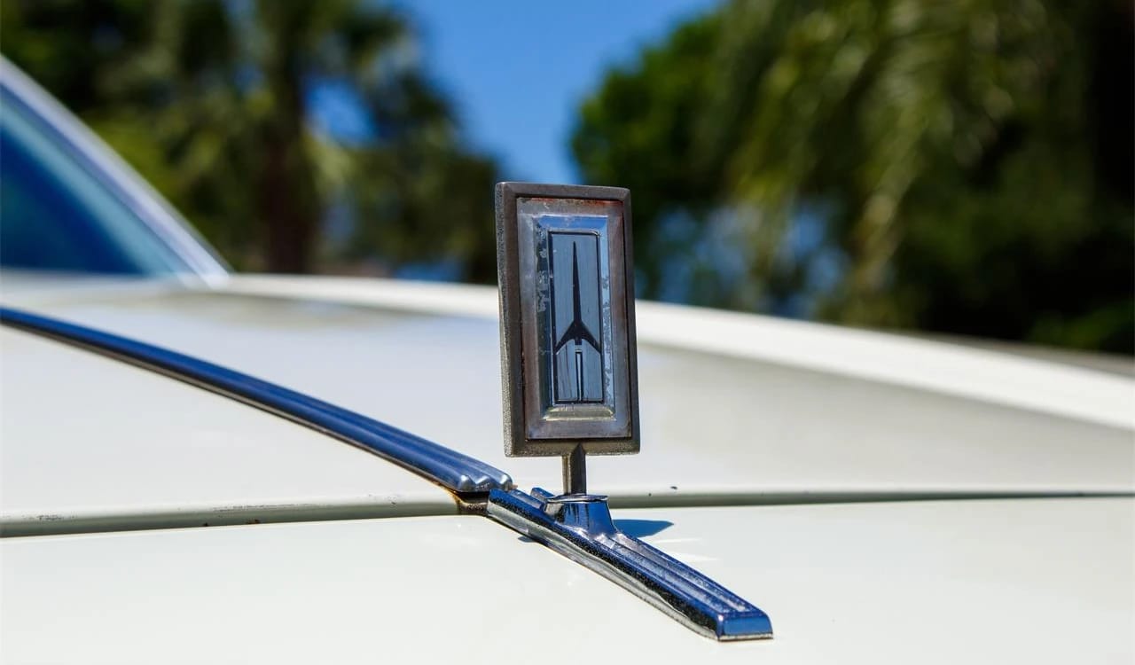 1981 Oldsmobile Cutlass Supreme Coupe: Still America's Favorite Intermediate, But No Longer Supreme 2 Hood ornament of a 1981 Oldsmobile Cutlass Supreme