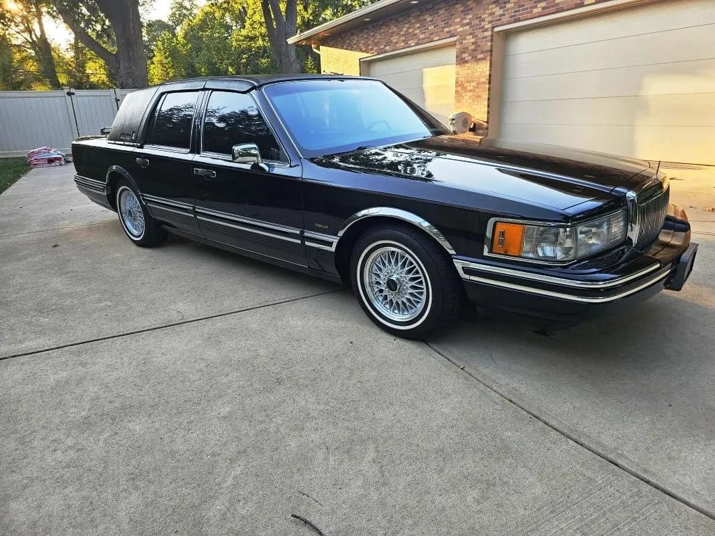 Right front 3q view of a 1992 Lincoln Town Car