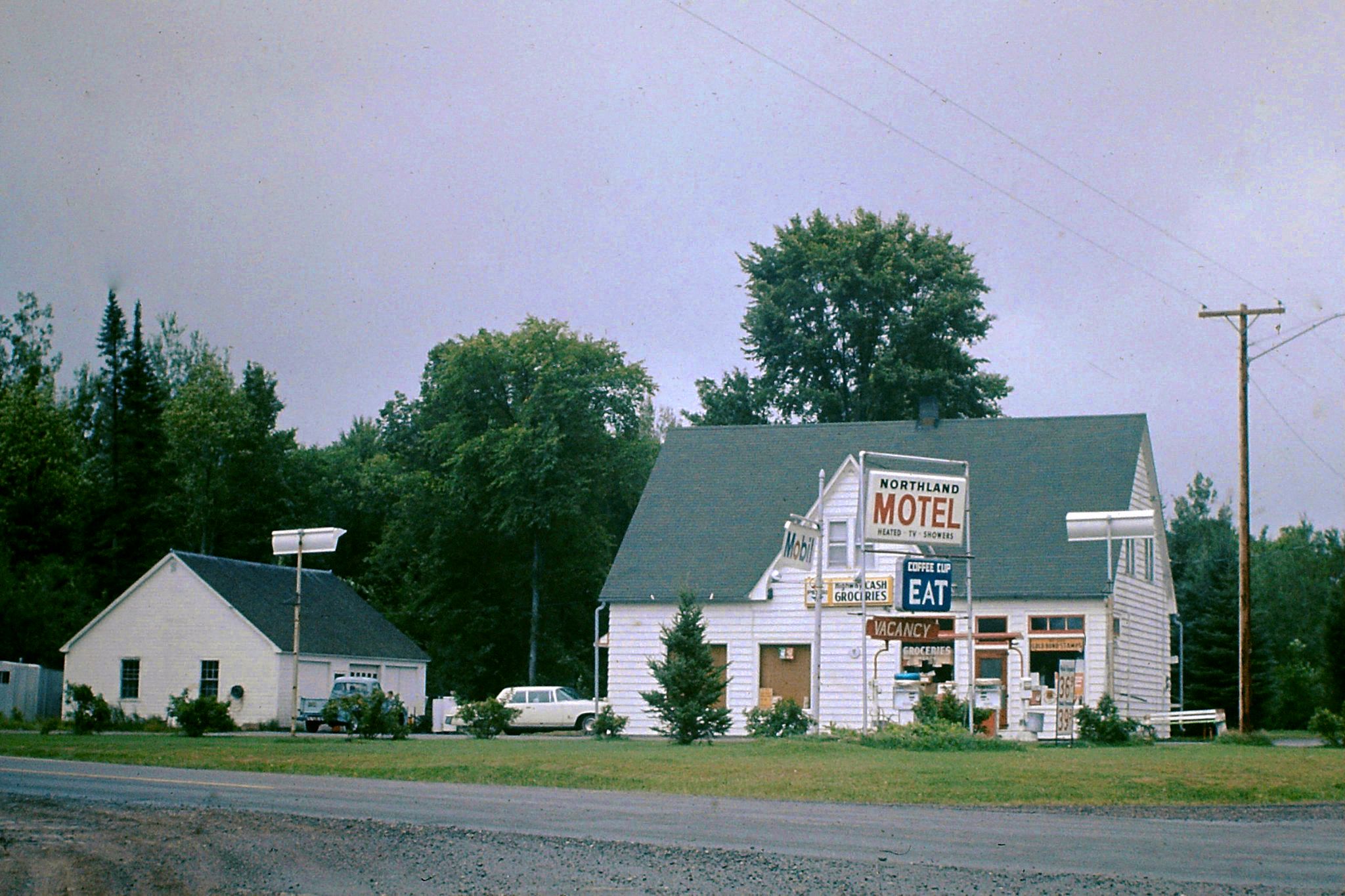 On The Road: Motel Scenes And Road Travel In Vintage Photos -- 1950s-1960s 14 27526284821 eb01823ddb k