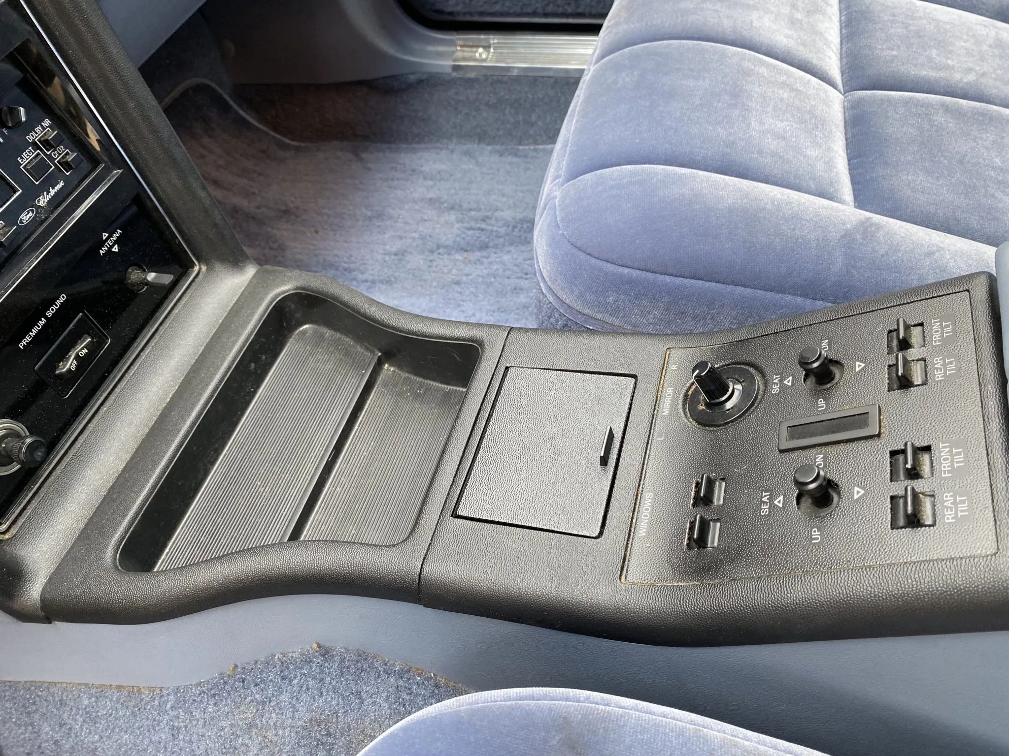 1983 Buick LeSabre Vs. 1983 Ford Thunderbird: My Family Chooses Between The Brougham Look And The Aero Bird 5 Image of console of Ford Thunderbird Heritage