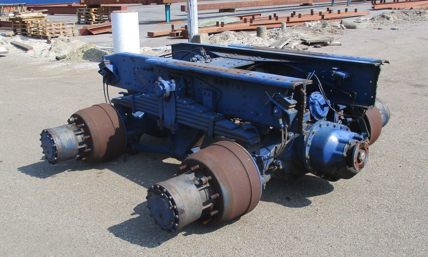 DAF 1355T tandem with planetary drive axles, leaf springs, and eight torque rods