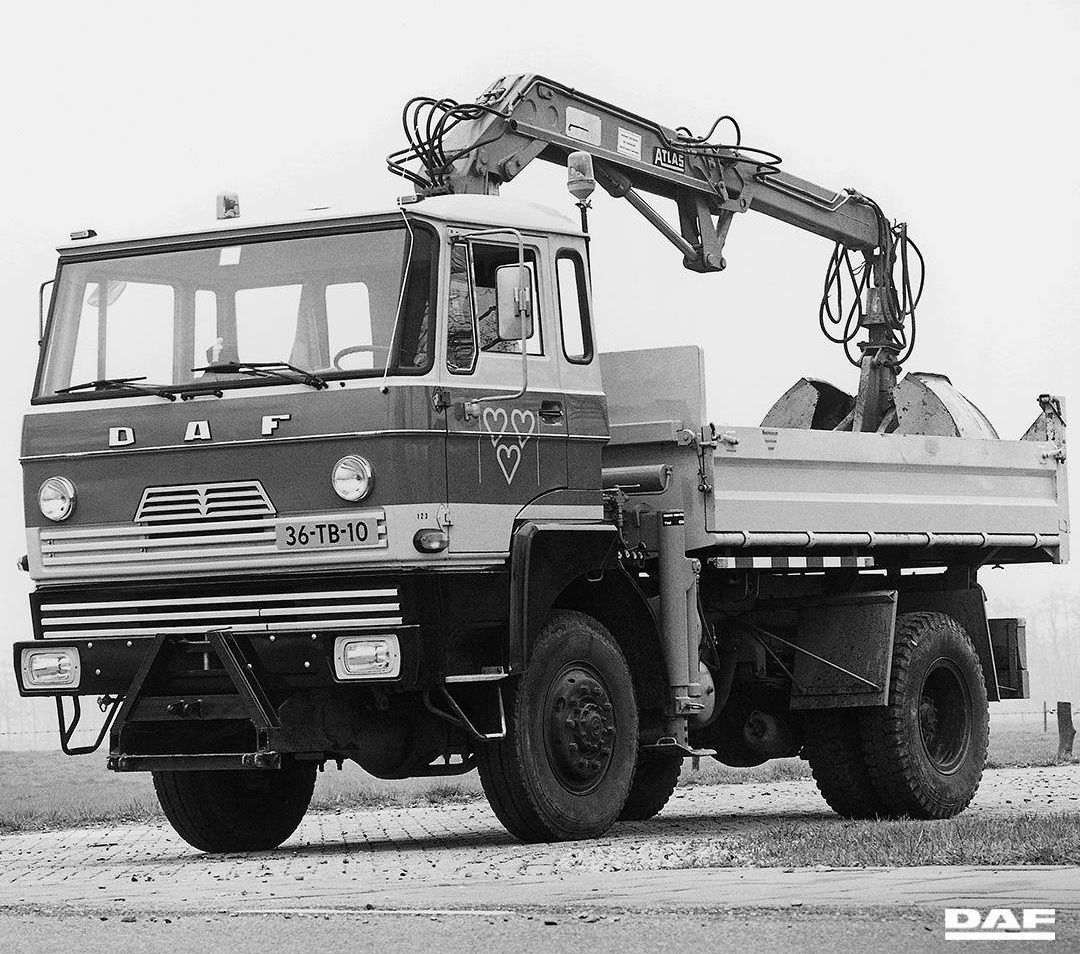 DAF FAV 1800 DT 320 4x4 truck with a dump bed and Atlas crane